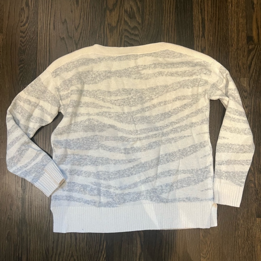 LOFT - Ann Taylor - Ivory and Grey Soft Zebra Print boatneck sweater size XS - Picture 4 of 5